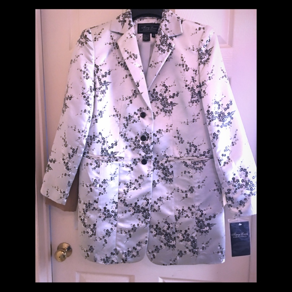 NWT Beautiful silver 2 pc suit.